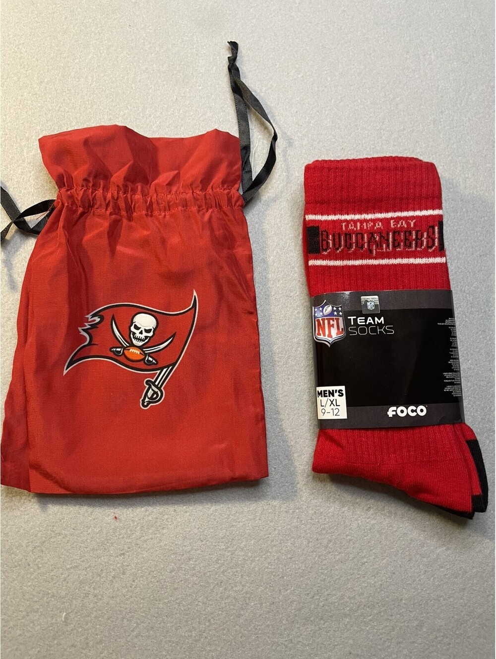 Official Logo Tampa Bay Buccaneers Unisex Sock Mens L/XL 9-12 With Gift Bag